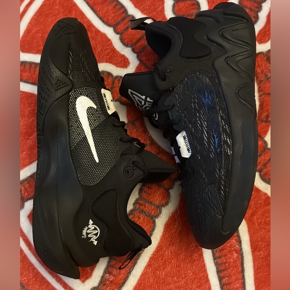 Nike Giannis Immortality 2 EP Black Holographic- Excellent Condition - Size 5Y - Picture 2 of 6